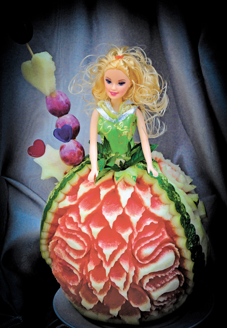 Така овочево-фруктова принцеса стане окрасою передовсім «дитячого» дня народження. Фото автора